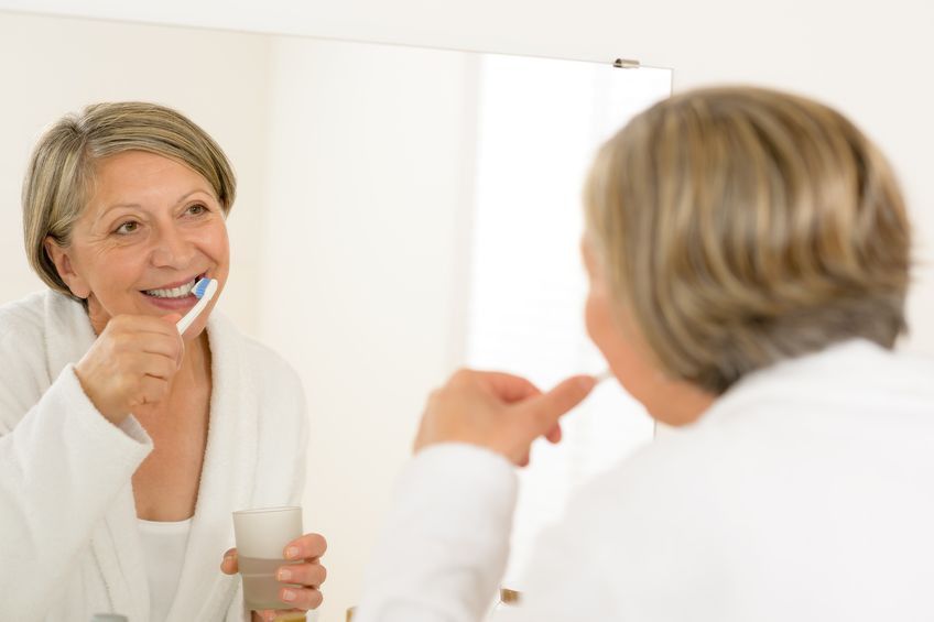 Tips Mudah Merawat Kesehatan Gigi dan Mulut bagi Lansia