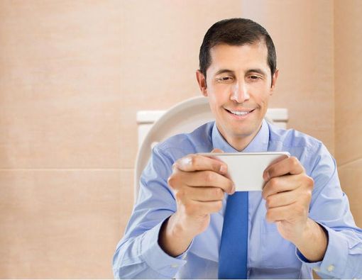 Main Ponsel Saat Buang Air Besar, Awas Ambeien!