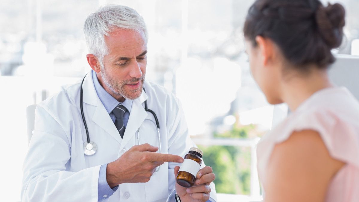 4 Alasan Anda Perlu Konsultasi Dokter Sebelum Minum Suplemen