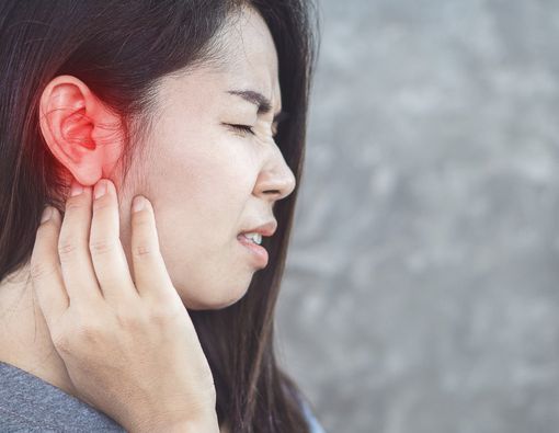 Terasa Seperti Ada Sesuatu di Telinga, Apa Penyebabnya?