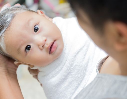 Kapan Rambut Bayi Boleh Dicuci dengan Shampo?