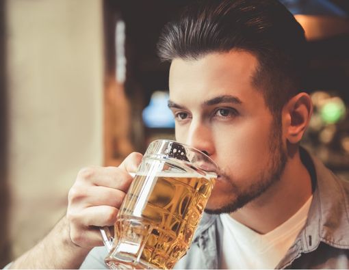 Waspadai Penyakit Akibat Sering Minum Alkohol di Masa Muda