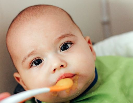 Spoon Feeding atau Bayi Memegang Makanan Sendiri, Lebih Baik Mana?