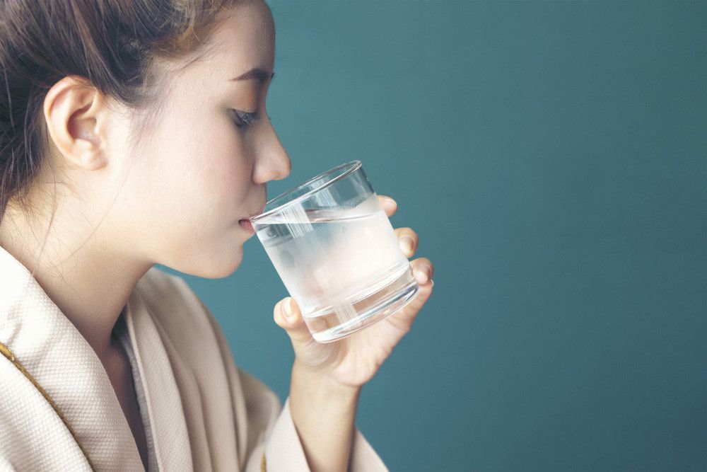 Amankah Minum Air Es Saat Menyusui? (NaruFoto/Shutterstock)