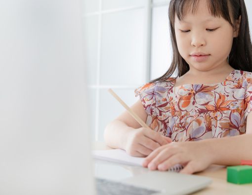 Ibu, Coba Tiru Cara Ini Agar Anak Mau Belajar di Rumah Tanpa Paksaan