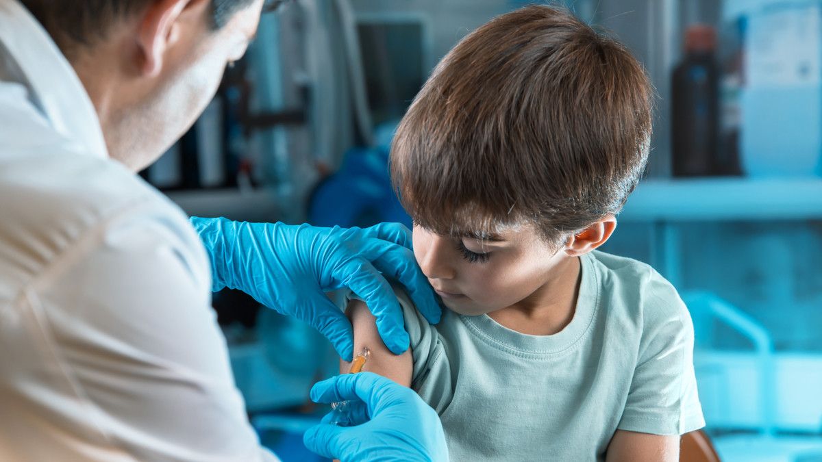 Bekas Imunisasi Anak Terlihat Biru, Perlukah Khawatir? (angellodeco/Shutterstock)