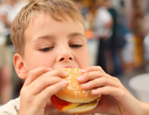 Sering Makan Fast Food, Ini 6 Efeknya pada Tumbuh Kembang Anak