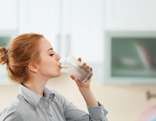 Malas Minum Air Putih Picu Radang Tenggorokan?