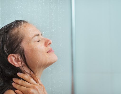 Mandi di Malam Hari, Bermanfaat atau Tidak?