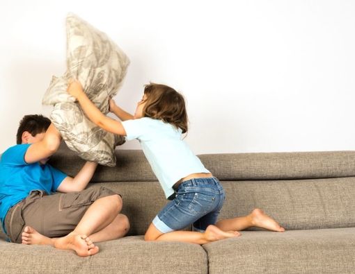 Cara Mengatasi Kakak Beradik yang Sering Bertengkar