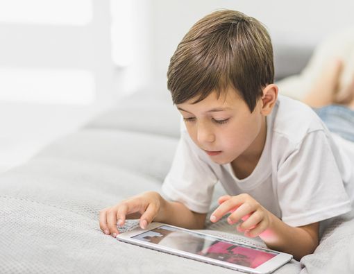 Lakukan 4 Kiat Ini agar Anak Tak Kecanduan Gawai