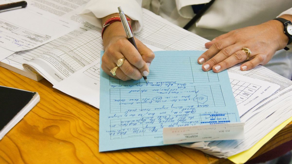 Ini Alasan Kenapa Tulisan Tangan Dokter Susah Dibaca!