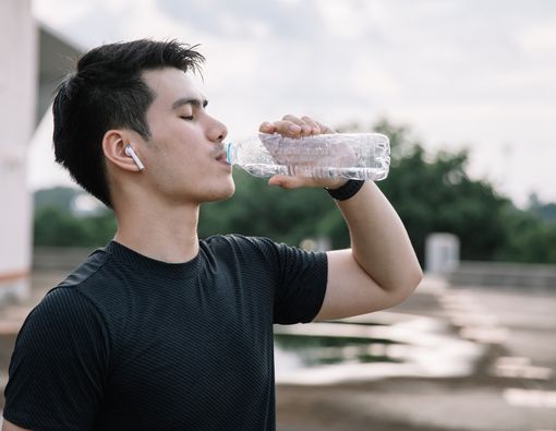 Air Minum Mengandung Mineral Picu Radang Tenggorokan?