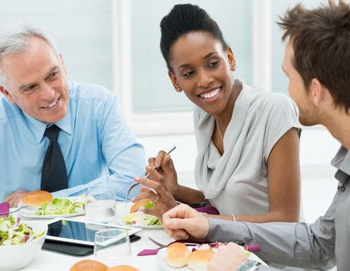Sering Meeting di Jam Makan Siang Picu Kegemukan