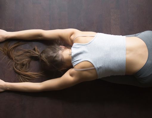 Yoga untuk Mengatasi Kelainan Tulang Belakang