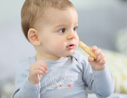 Biskuit Bayi Membantu Pertumbuhan Gigi Anak? Ini Faktanya
