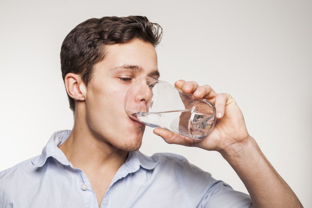 Benarkah Terlalu Banyak Minum Air Membahayakan Kesehatan?
