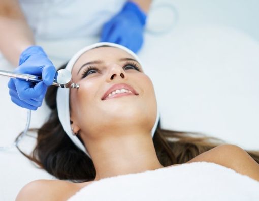 7 Perawatan Wajah Terbaik untuk Wanita Aktif - KlikDokter