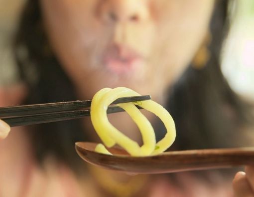 Alasan Medis Kenapa Anda Tidak Boleh Meniup Makanan Panas