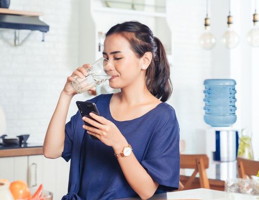 4 Manfaat Menyehatkan Minum Air Putih untuk Ginjal