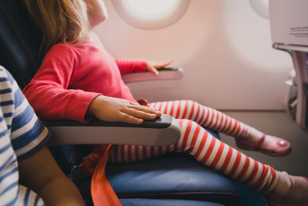 Kiat agar Anak Tetap Nyaman Saat Bepergian dengan Pesawat