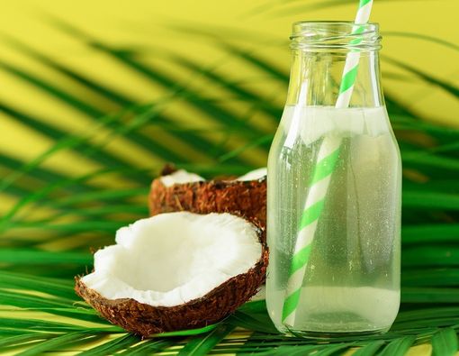 Minum Air Kelapa, Benarkah Bisa Memperlancar Haid?