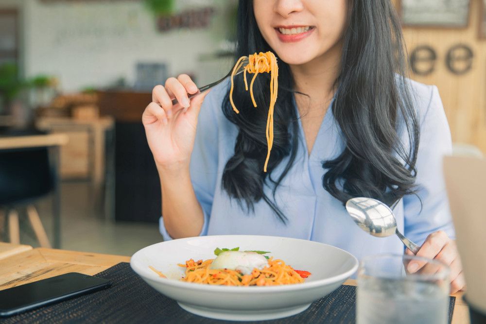 Tidak Mengunyah Makanan dengan Baik, Picu Radang Tenggorokan?