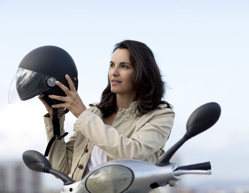 Tips Rambut Sehat Meski Sering Pakai Helm