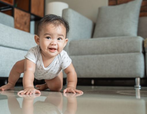 Tanda-tanda Bayi Bahagia dan Nyaman dengan Lingkungannya