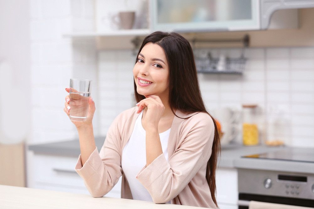 Benarkah Minum Air Putih Bikin Kulit Lembap?