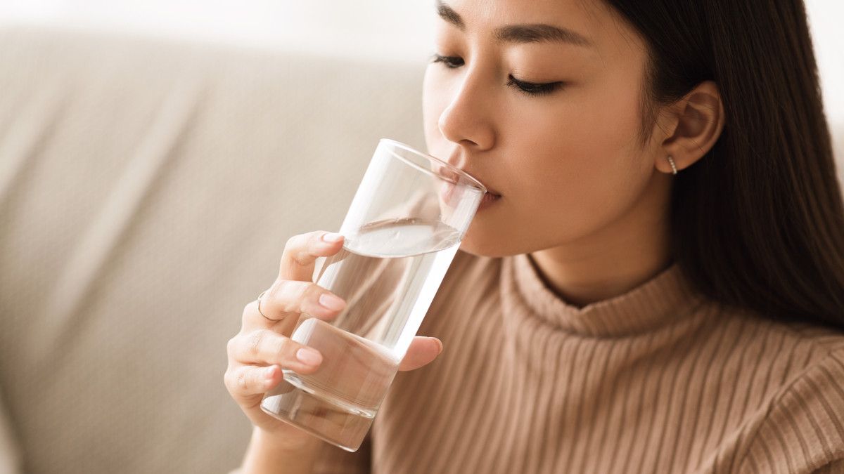 10 Manfaat Minum Air Putih bagi Kesehatan Tubuh - KlikDokter