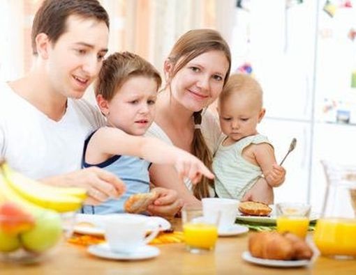 Membentuk Pola Makan Sehat untuk Si Kecil