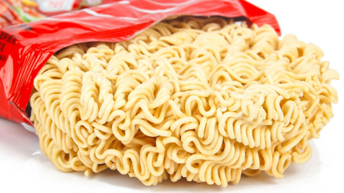Masak Mie Instan Sekaligus Bungkusnya, Bahaya atau Tidak?