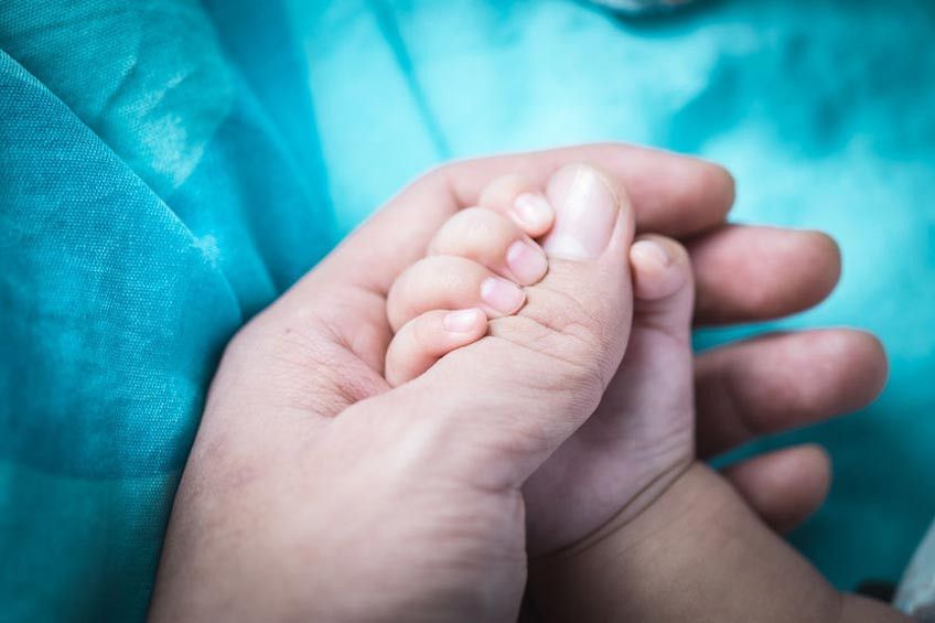 Remaja India Melahirkan di Tengah Jalan