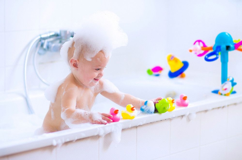 6 Tips Membuat Momen Mandi si Kecil Lebih Seru