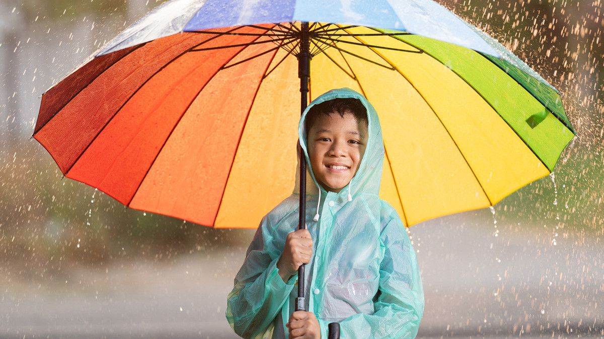Cara Mencegah si Kecil Sakit Setelah Kehujanan