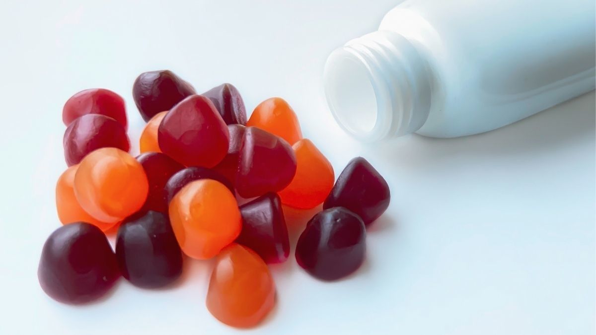 Orang Dewasa Minum Vitamin Anak-anak, Adakah Manfaatnya?