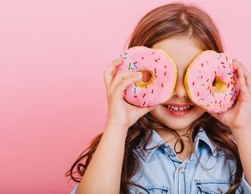 Anak Suka Memainkan Makanan? Ini Penyebab dan Cara Mengatasinya