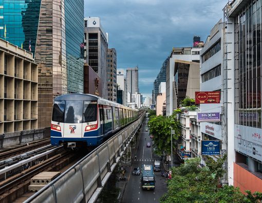 Tips Atasi Fobia Ketinggian Saat Naik MRT