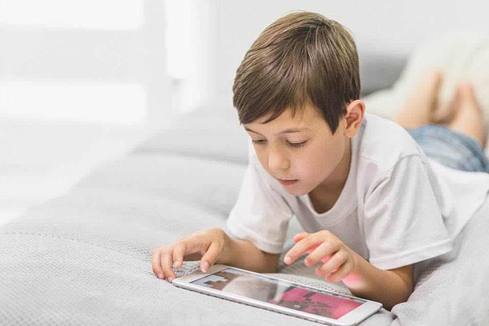 Lakukan 4 Kiat Ini agar Anak Tak Kecanduan Gawai