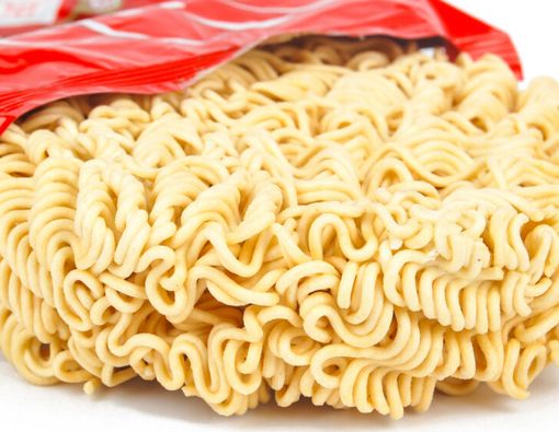 Masak Mie Instan Sekaligus Bungkusnya, Bahaya atau Tidak?