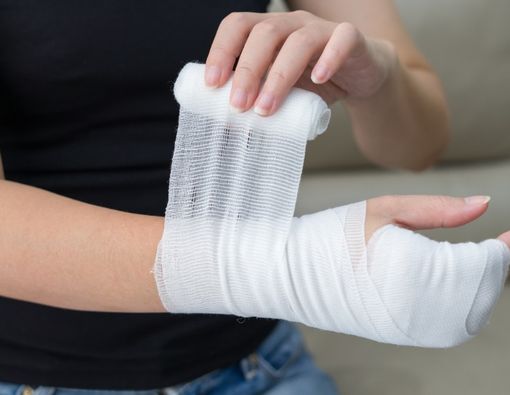 Cara Pakai Perban dan Plester Luka untuk Hentikan Perdarahan