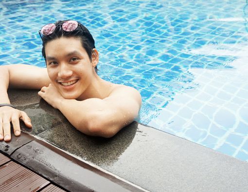 Benarkah Berenang di Kolam Renang Berisiko Sebabkan Panu?