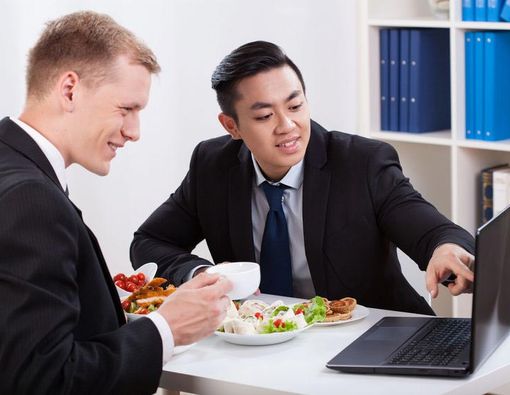 Sering Makan Siang di Meja Kerja? Awas Gendut!