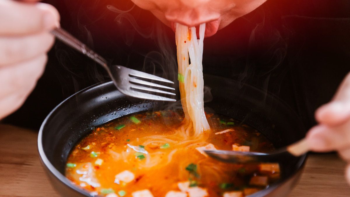 Ilustrasi Ibu Hamil sedang Mengonsumsi Makanan Pedas