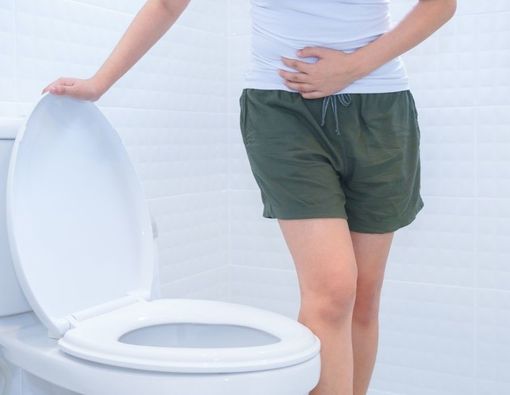 Penyebab Feses Lengket dan Cara Mengatasinya