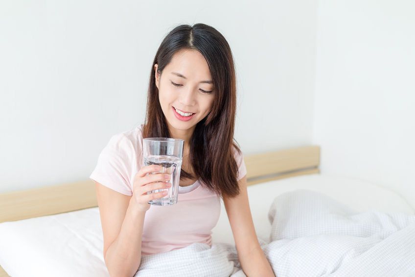 Bangun Tidur, Pilih Minum Air Hangat atau Air Dingin?
