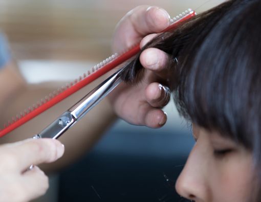 Dahi Jadi Jerawatan Akibat Rambut Berponi? Ini Cara Mengatasinya!