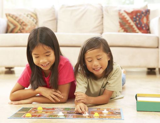 Pilih Mainan Konvensional atau Game Online untuk Anak?