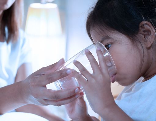 Cegah Anak Dehidrasi saat Demam, Ini Pentingnya Minuman Isotonik